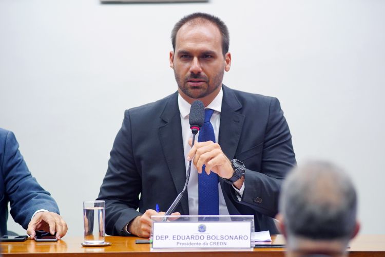 Banco do Brasil denuncia vídeo de Eduardo Bolsonaro por fake news e pede ação da AGU contra corrida bancária