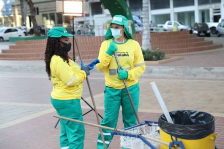 Cobrando salário de novembro e 13º, garis fazem protesto na Prefeitura de Cuiabá