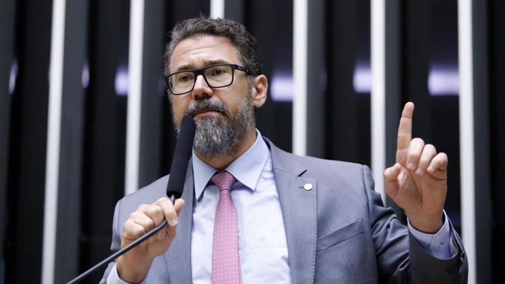 Deputado cria proposta para acabar com feriados no Brasil em dias úteis; entenda