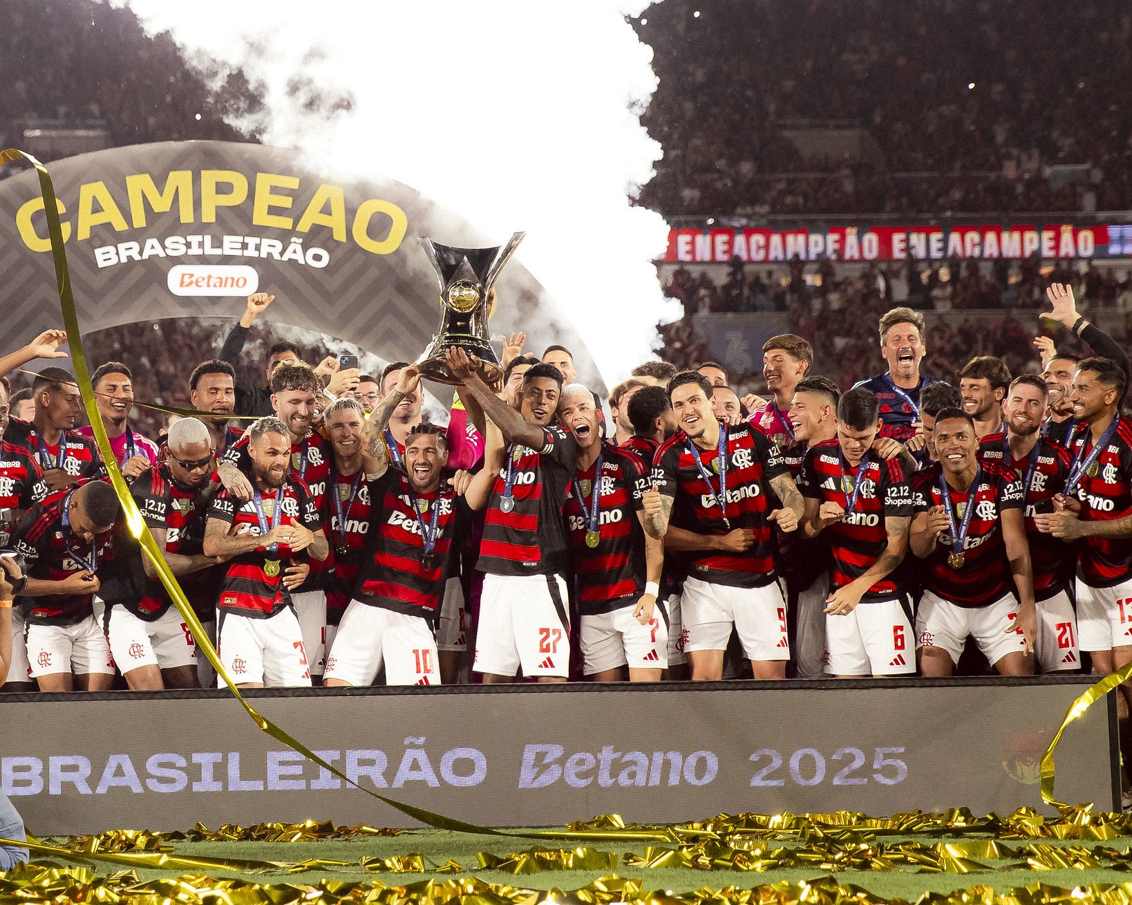 Flamengo derrota Ceará e coroa ano mágico com título Brasileiro