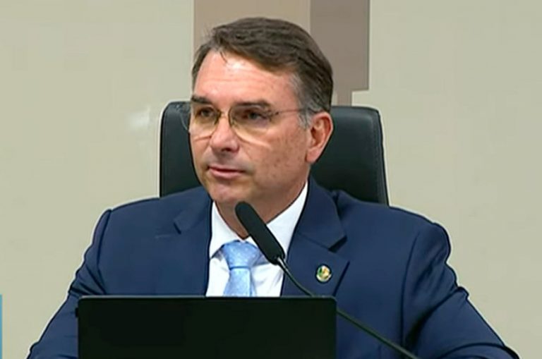 Flávio Bolsonaro é escolhido pelo pai para ser candidato à Presidência em 2026