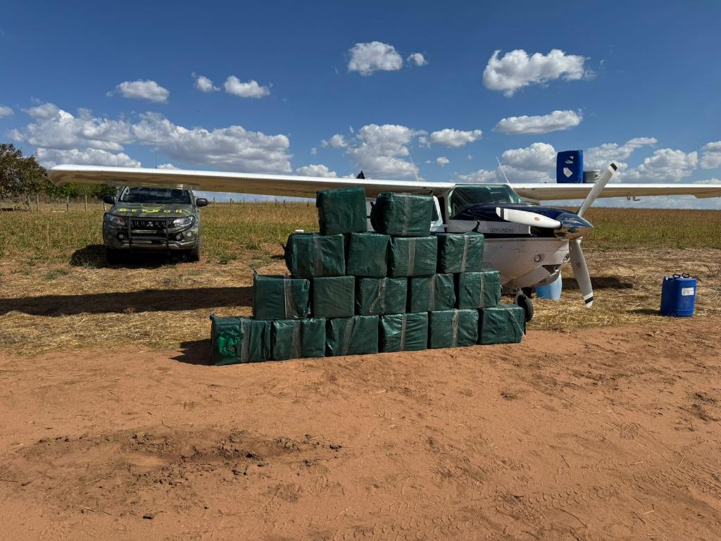 Forças de segurança apreendem avião com 1 tonelada de cocaína e causam prejuízo de R$ 28 milhões às facções criminosas
