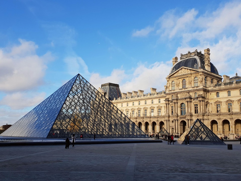 Ladrões roubam joias de ‘valor inestimável’ no Museu do Louvre