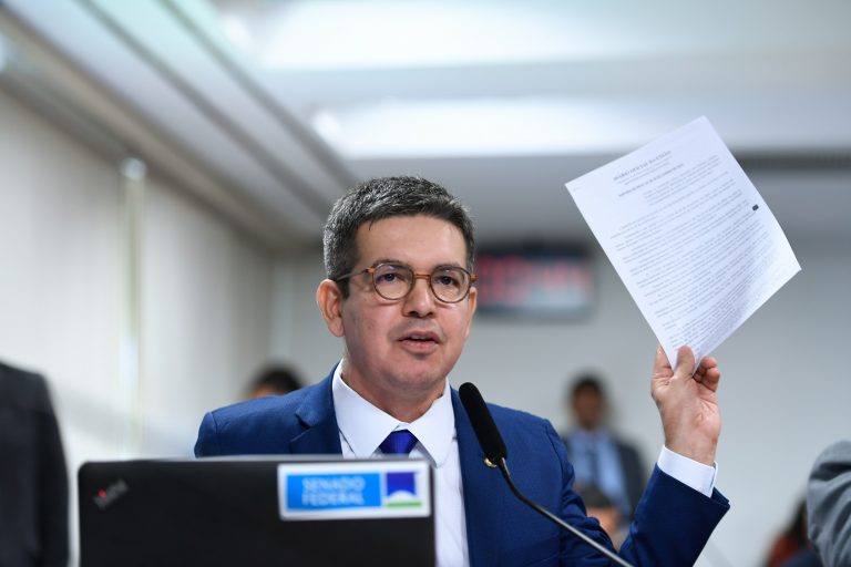 Líder do governo Lula no Congresso cita Pacheco e Messias para sucessão de Barroso no STF