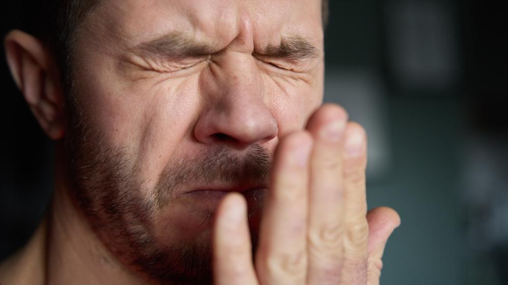 Mau hálito frequente: Causas, sinais e quando buscar ajuda