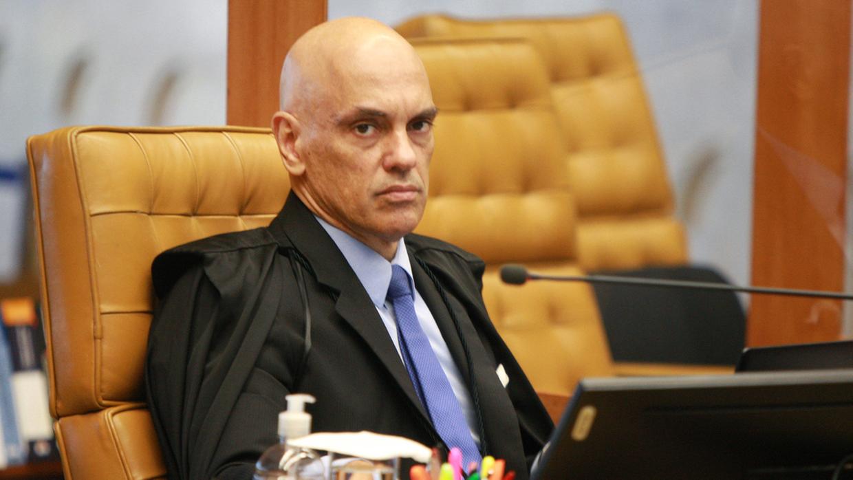 Moraes diz à CNN que partiu dele decisão de sair do X