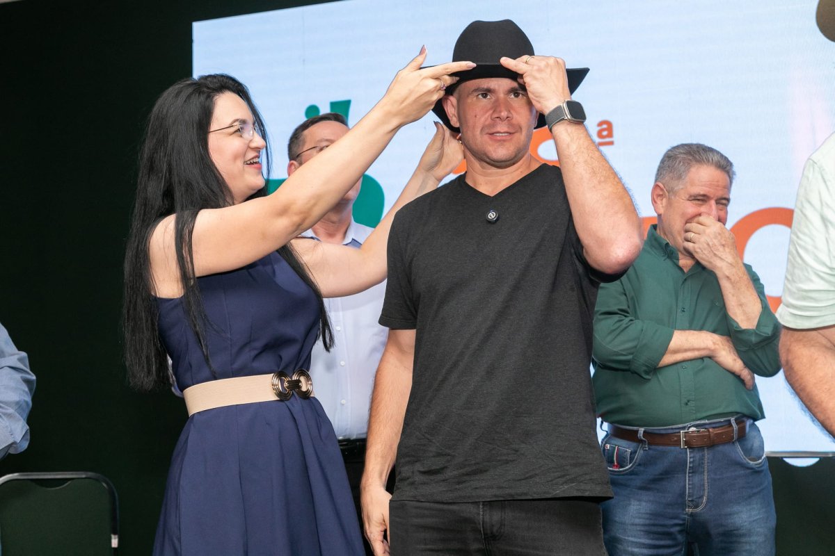 Prefeito Abilio Brunini pede desculpas seletivas após críticas a deputados na Expoagro