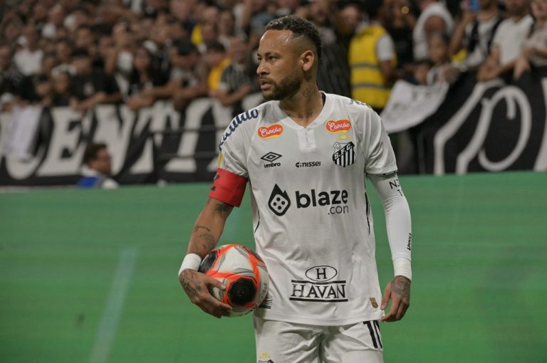 Neymar elogia torcida do Corinthians após derrota e critica bola do Paulistão: ‘Muito ruim’