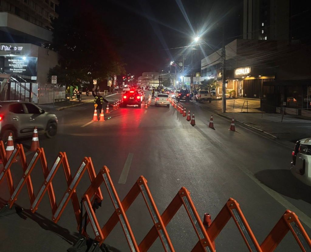 Operação prende dois condutores embriagados e remove 48 veículos na avenida Isaac Póvoas