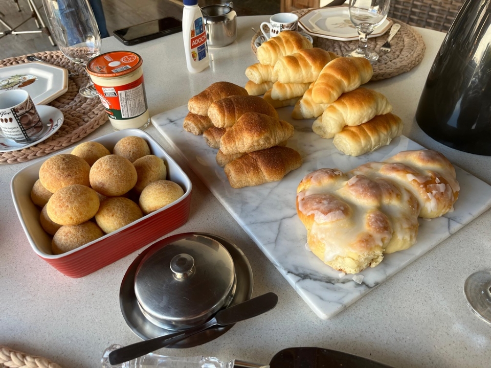 Pão de queijo, rosca e bolo de fubá cremoso: casal de MG tem delivery com receitas que atravessam gerações