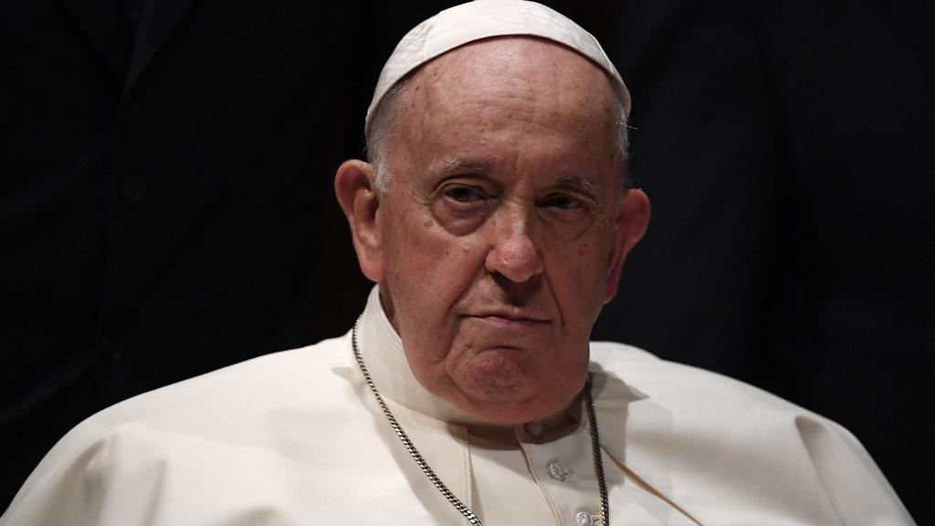 Papa Francisco sofre crise isolada de broncoespasmo e tem 'repentino agravamento' do quadro respiratório