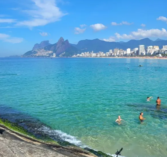 Rio de Janeiro surpreende com mar cristalino e quente: fenômeno tem dias contados
