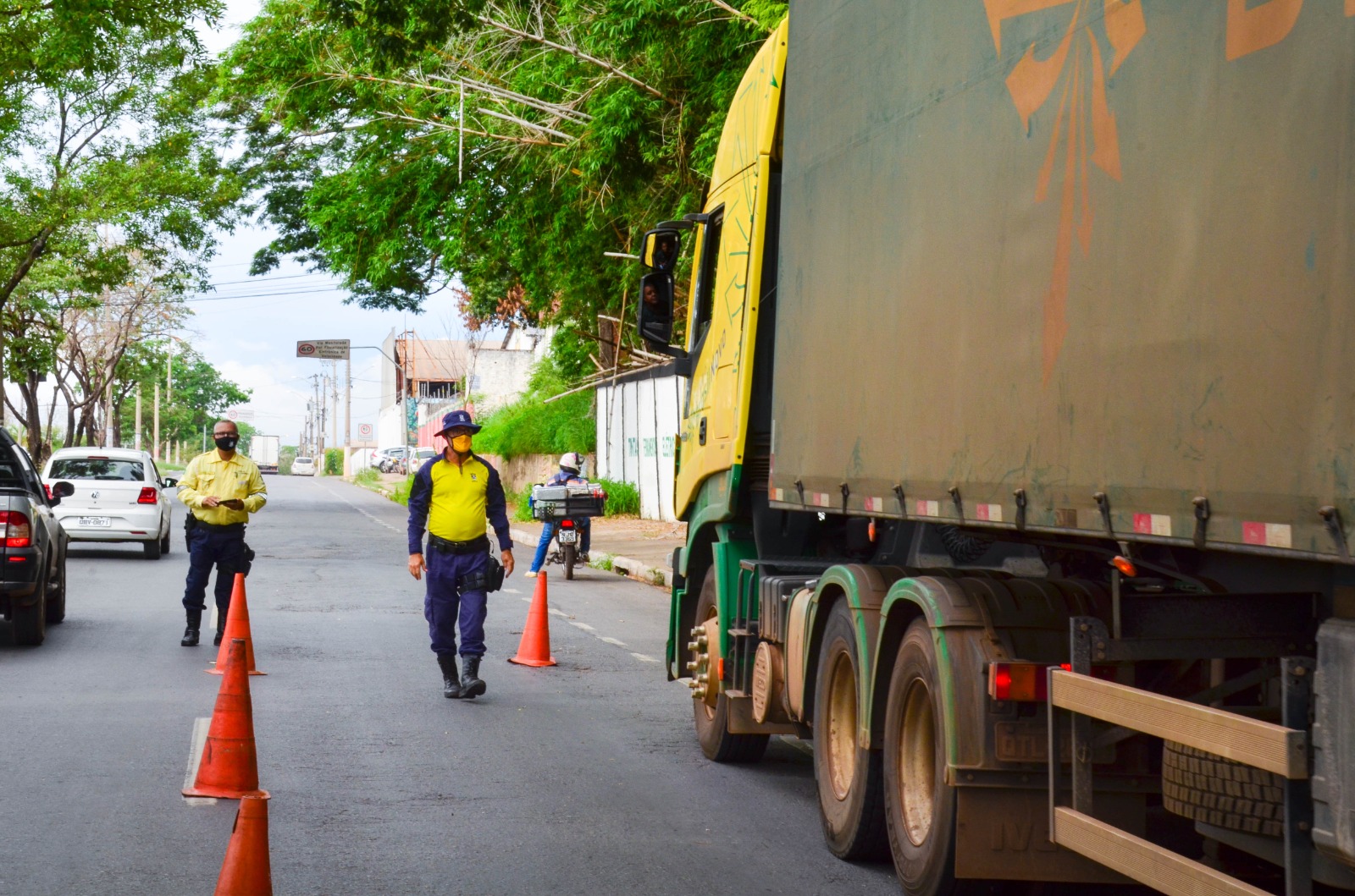Semob fiscaliza caminhões de carga que trafegam fora do horário permitido