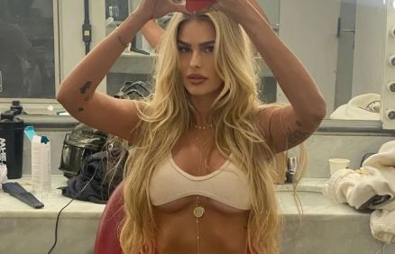 Yasmin Brunet posa de biquíni para ensaio e mostra corpaço
